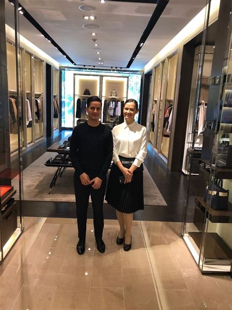 what do burberry employees wear